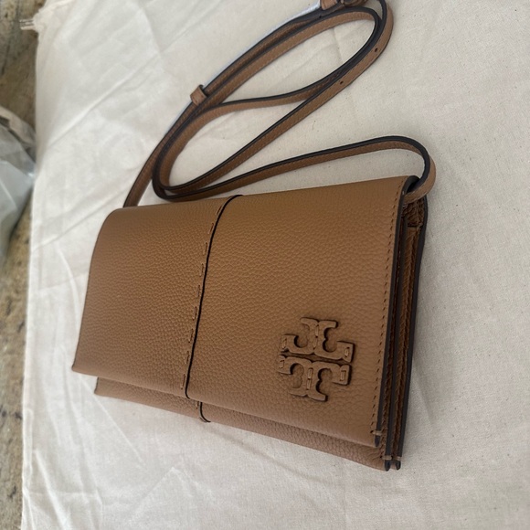 AUTH NWT TORY BURCH McGraw Logo Pebbled Leather Wallet Crossbody In Tan - Picture 3 of 14